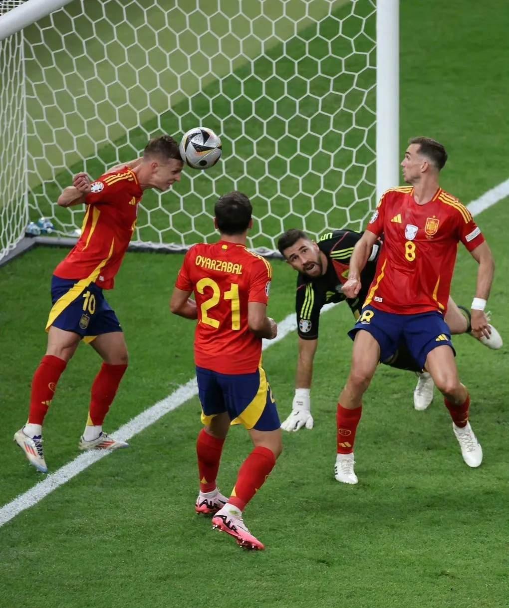 爱游戏官网-英格兰队鏖战葡萄牙队，林高远带队取胜