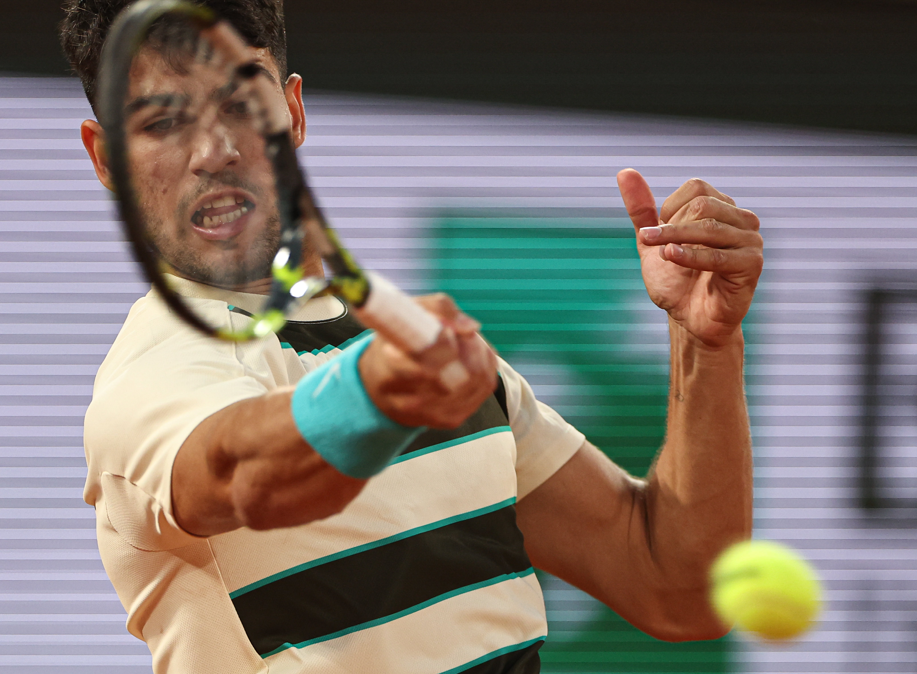 爱游戏-戴维斯杯逆转法网，阿尔卡拉斯高光表现