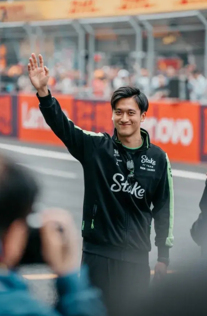 爱游戏大厅-红牛车队鏖战梅赛德斯，周冠宇点燃赛场